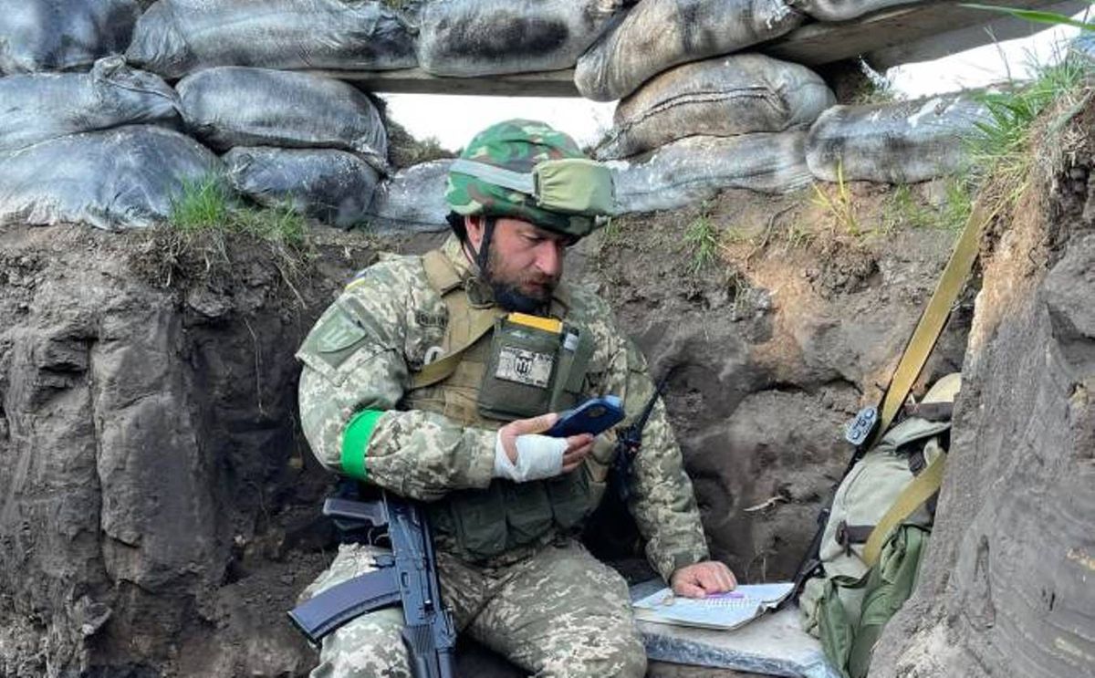 Професор Ужгородського університету читає лекції студентам з окопів