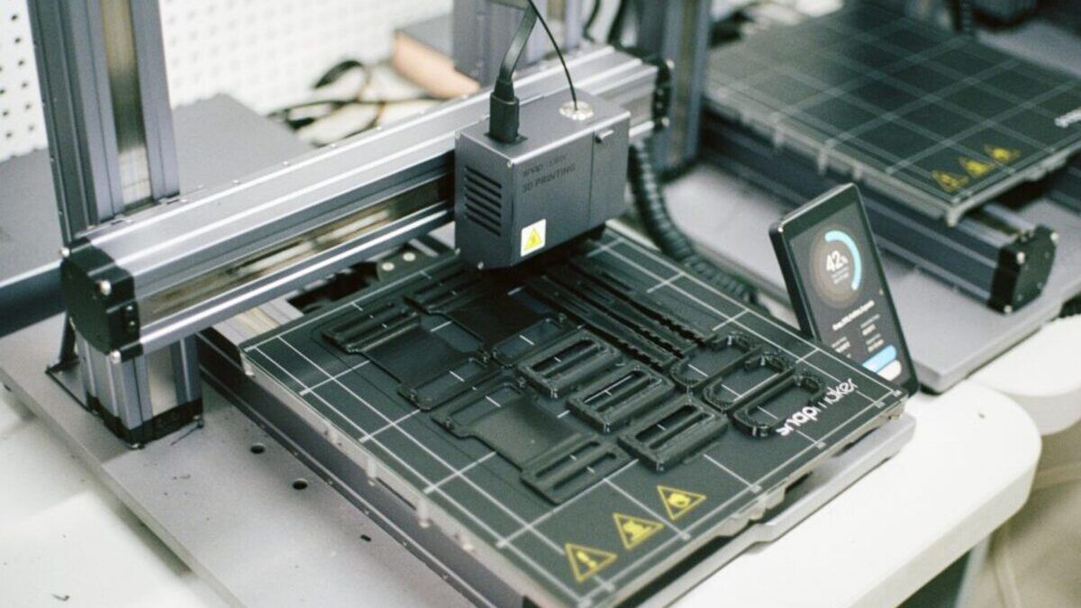 Студенти УКУ друкують на 3D-принтерах частини для кровоспинних турнікетів
