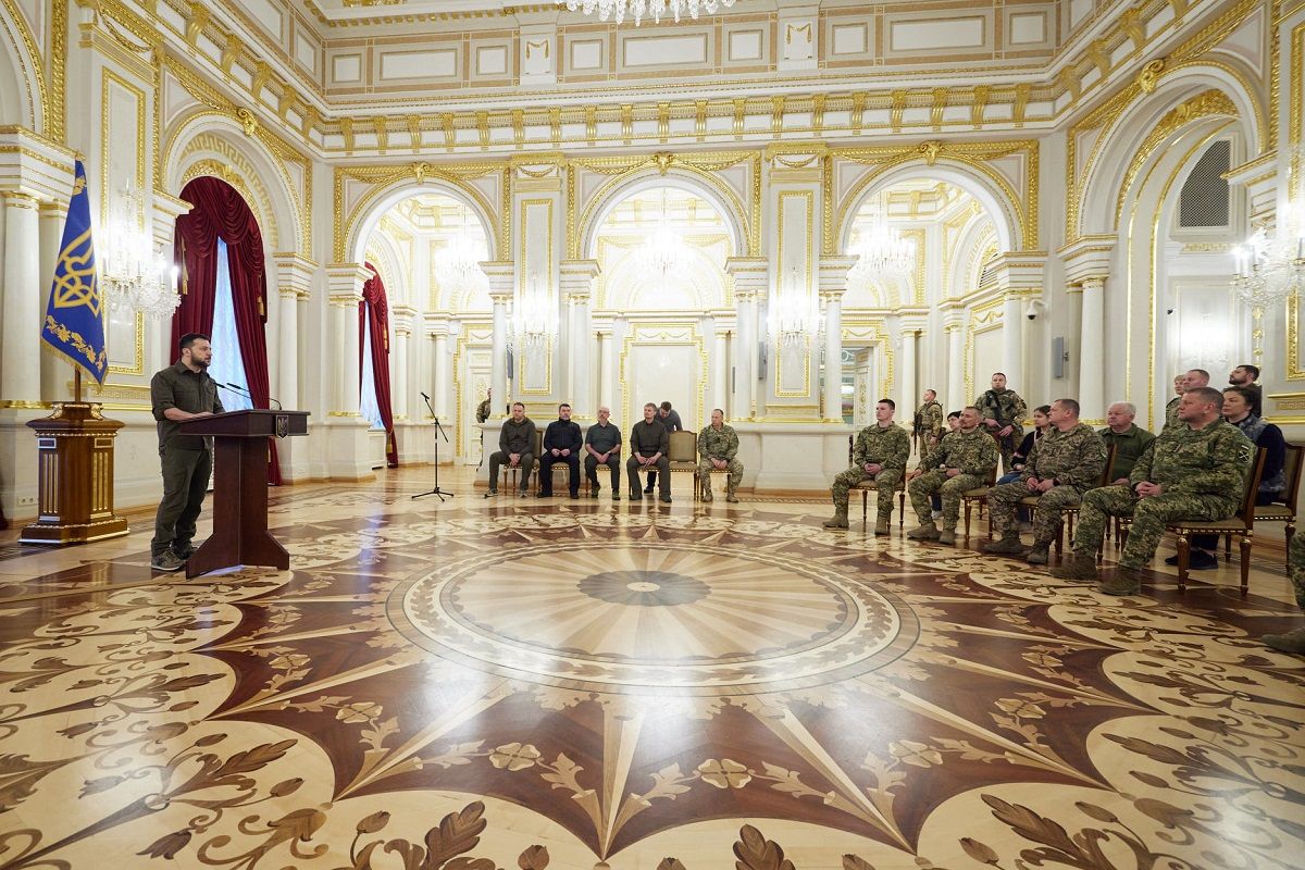 Президент вперше вручив військовим нову відзнаку «Хрест бойових заслуг»