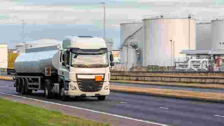 Вантажівки з пальним їздитимуть між Україною та Польщею без спецдозволів