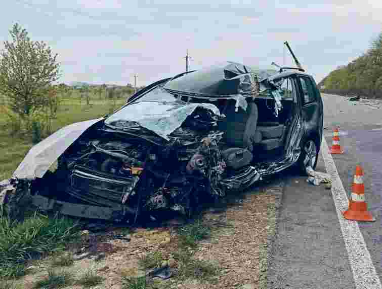 Двоє людей постраждали у ДТП із вантажівкою поблизу Надвірної