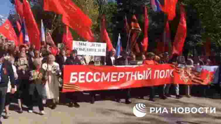 Росіяни завезли масовку на окуповану Херсонщину для участі в «парадах»