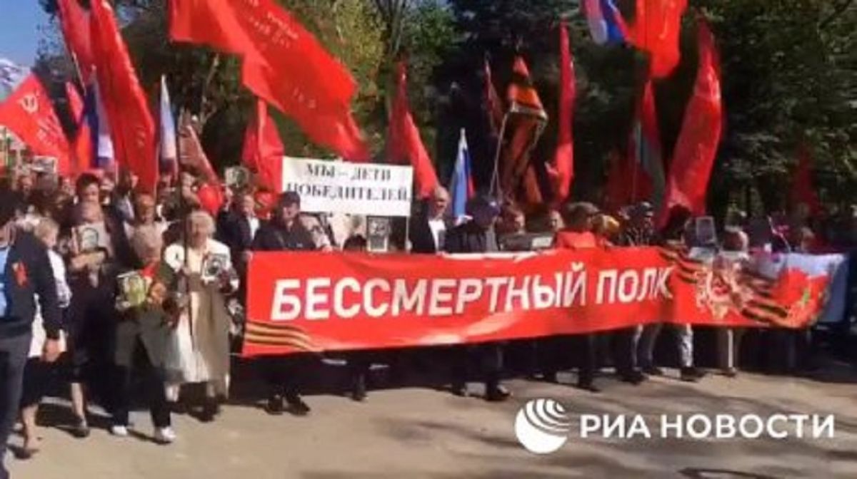 Росіяни завезли масовку на окуповану Херсонщину для участі в «парадах»