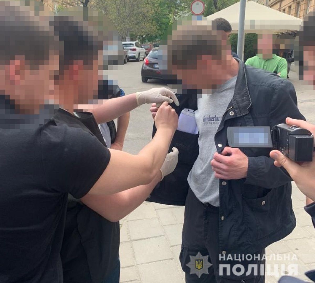 Львів’янин за 7 тис. доларів нелегально переправляв чоловіків за кордон