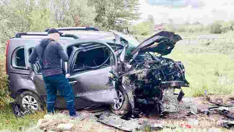 35-річний водій із Коломиї на швидкості перекинув Renault, постраждав 7-річний хлопчик