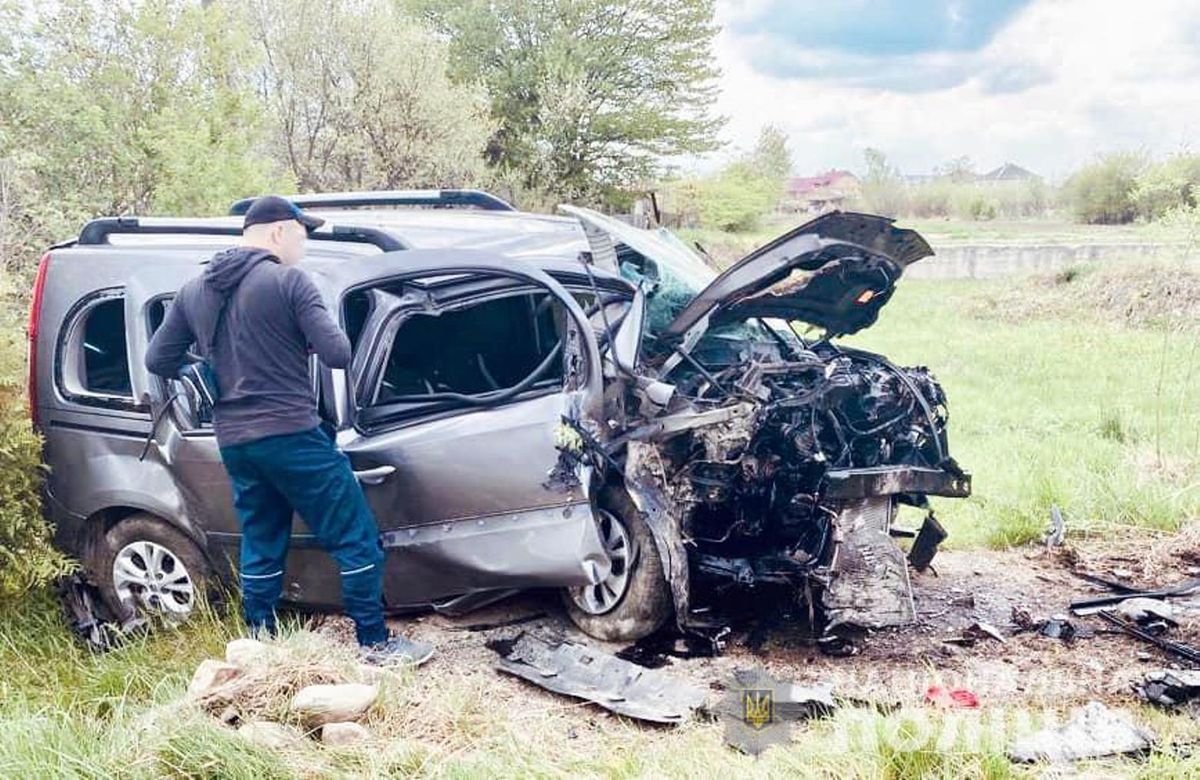 35-річний водій із Коломиї на швидкості перекинув Renault, постраждав 7-річний хлопчик