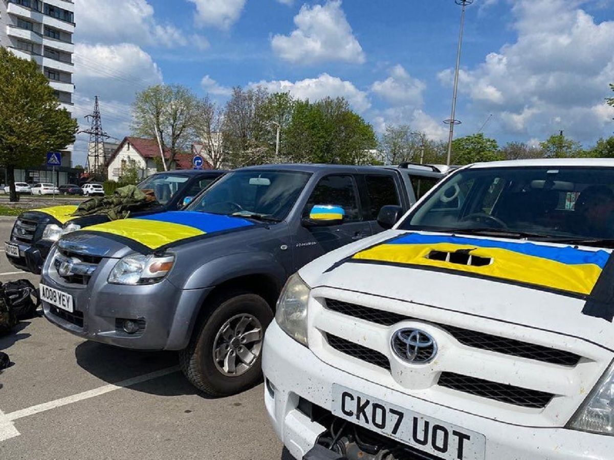 Британський журналіст Джеремі Кларксон передав Україні позашляховики