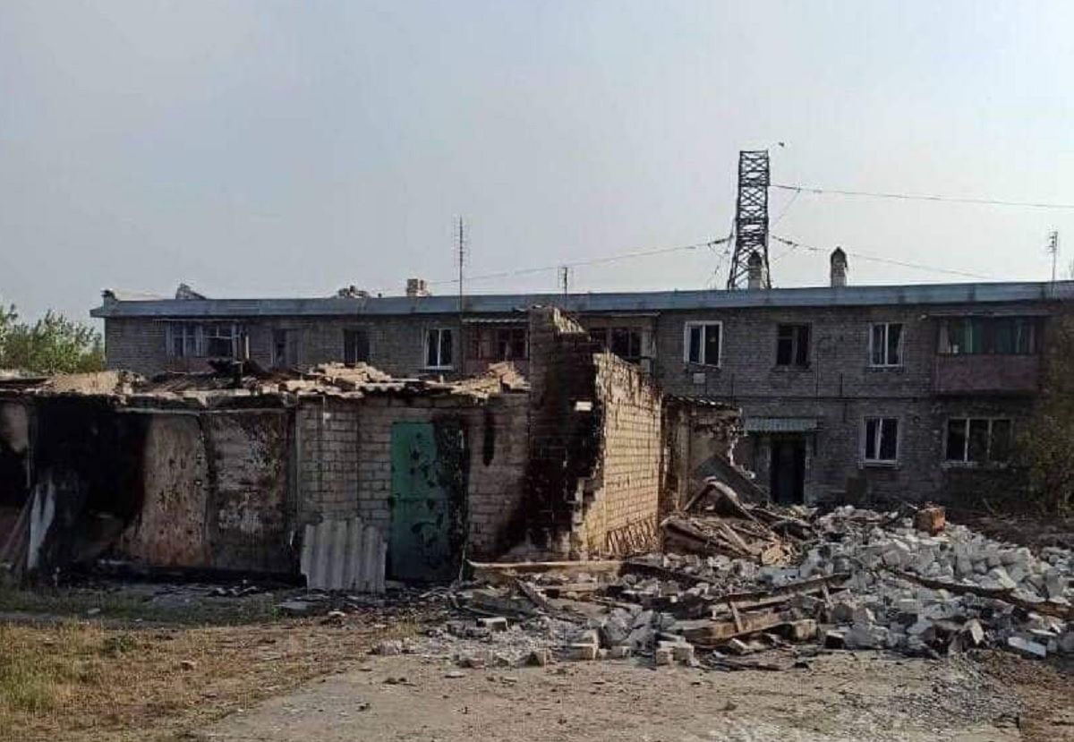 На Луганщині рятувальники не можуть звільнити людей, які опинилися під завалами