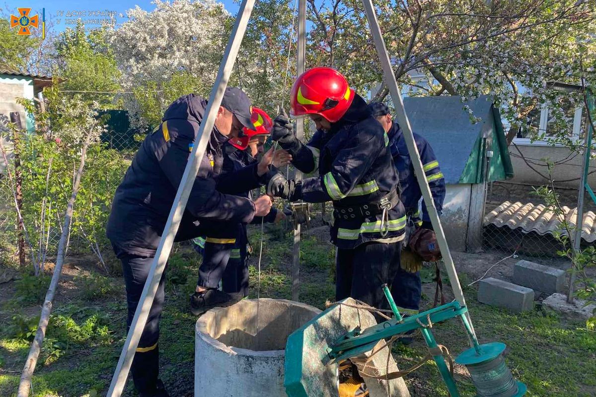 У селі на Хмельниччині з криниці дістали літню жінку 
