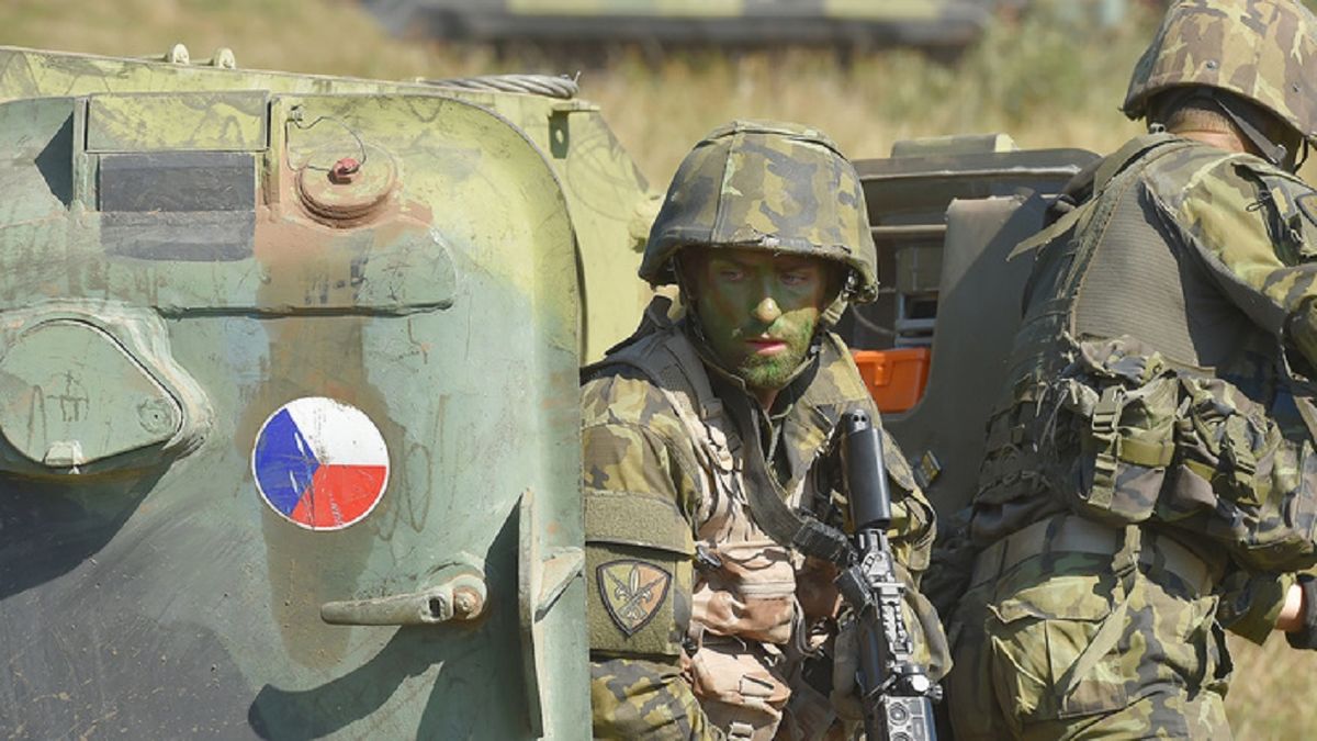 Мілош Земан дозволив 103 чехам воювати в Збройних силах України