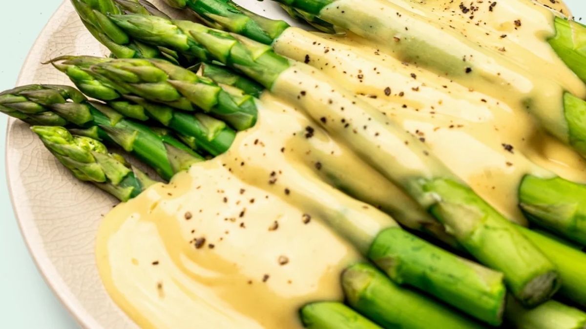 Спаржа під голландським соусом з гірчицею. Рецепт дня