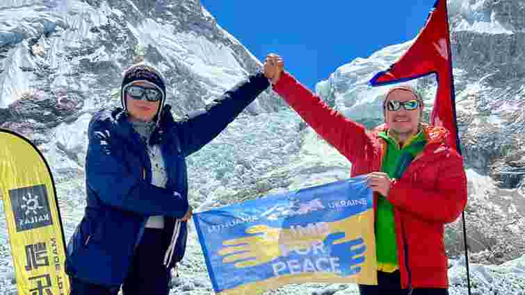 33-річна українка розгорнула синьо-жовтий прапор на Евересті