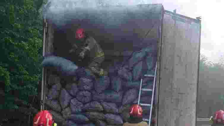 У прикордонній черзі в Ужгороді загорілася фура з вугіллям