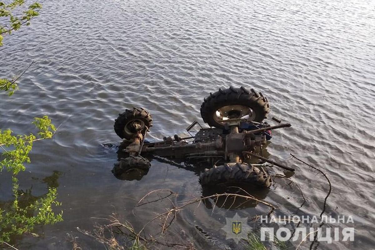 П'яний 39-річний тракторист перекинувся у ставок на Хмельниччині