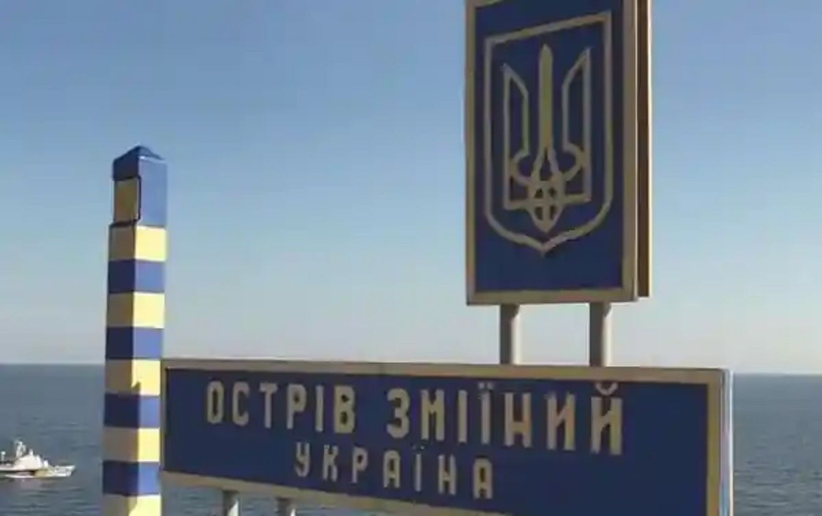 Росіяни звозять своїх вбитих і поранених військових зі Зміїного в окупований Крим