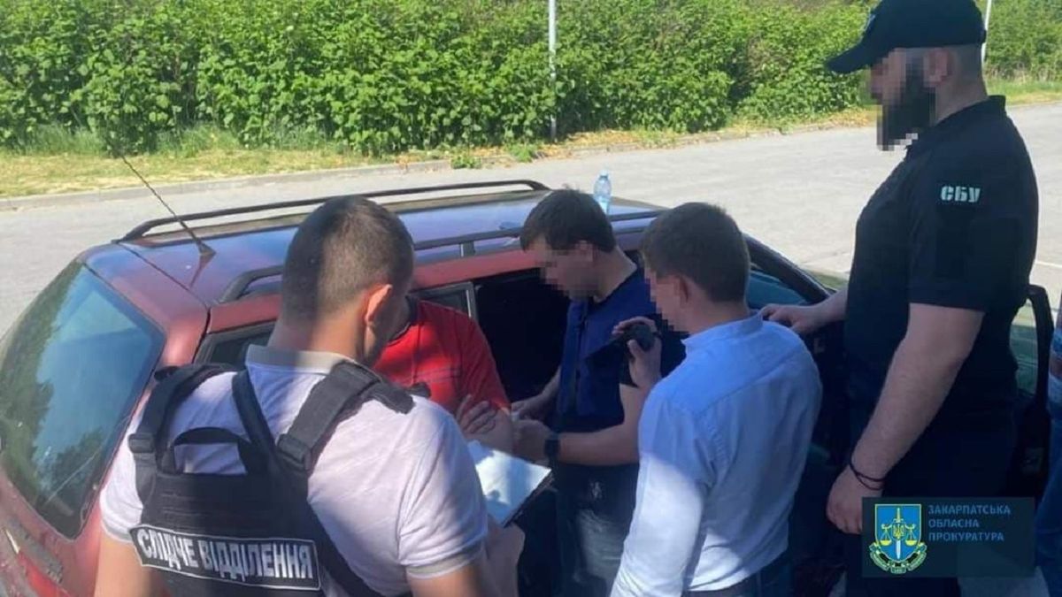 Керівника ЦНАПу із Закарпаття затримали за виготовлення документів для ухилянтів