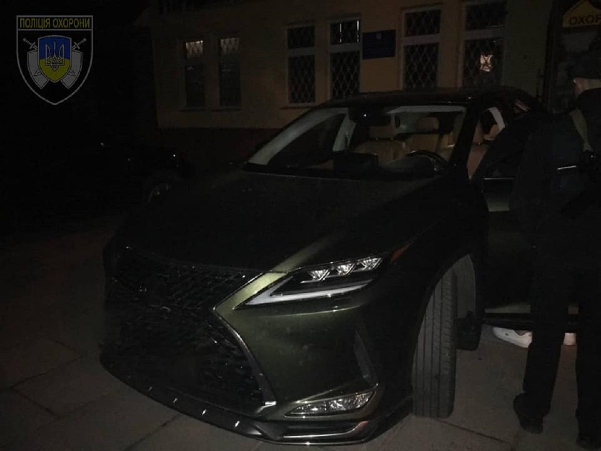 Вночі у Рівному п'яний водій припаркувався біля входу в приміщення поліції охорони