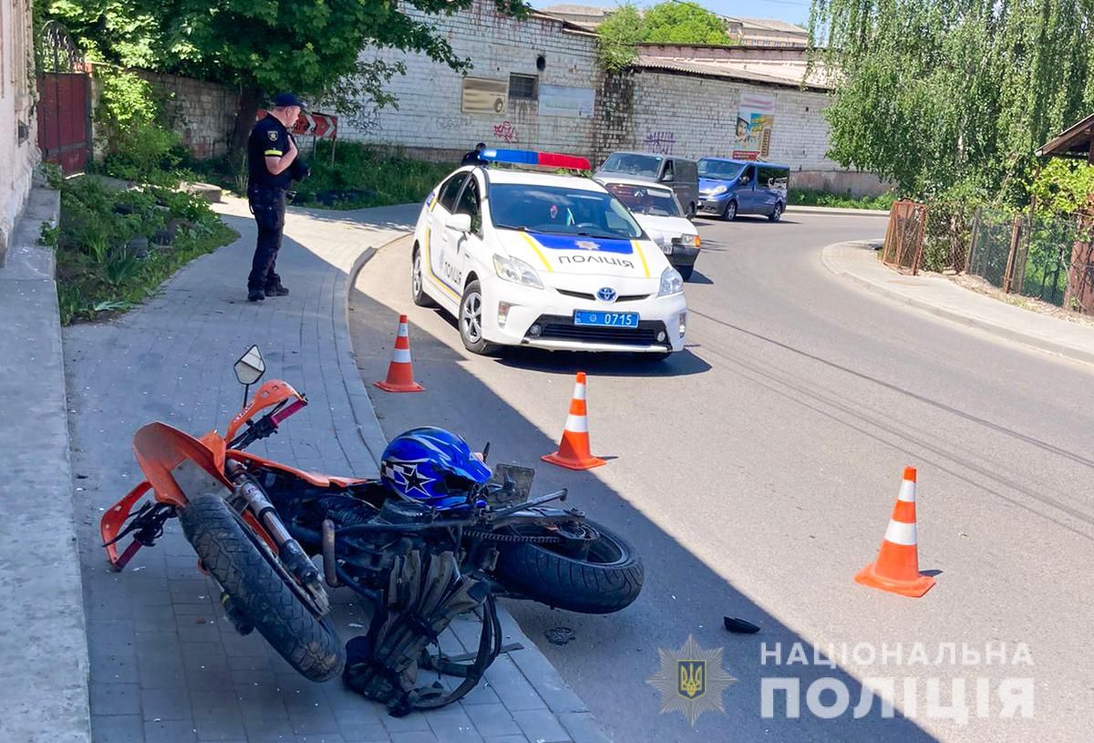 45-річний мотоцикліст загинув після зіткнення з бетонною стіною у Чернівцях 