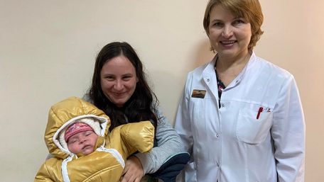 Львівські офтальмологи повернули зір молодій матері з Донецька