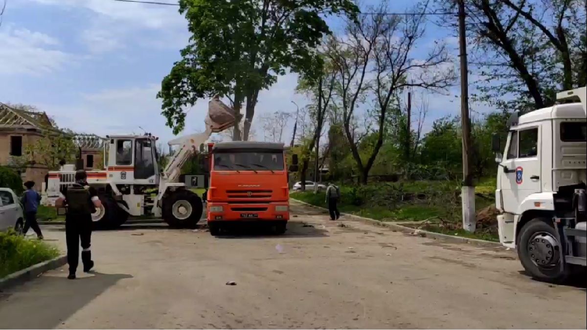 Росіяни розчищають розбомблений ними пологовий будинок у Маріуполі