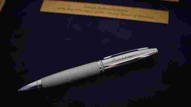 «Укроборонпром» виставив на благодійний аукціон ручку Джо Байдена