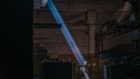 Захисник Маріуполя у промені світла на «Азовсталі». Фото дня