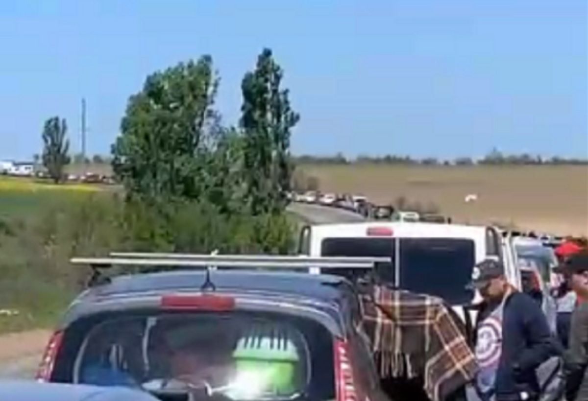 На Херсонщині росіяни четверту добу утримують тисячі автомобілів із українцями