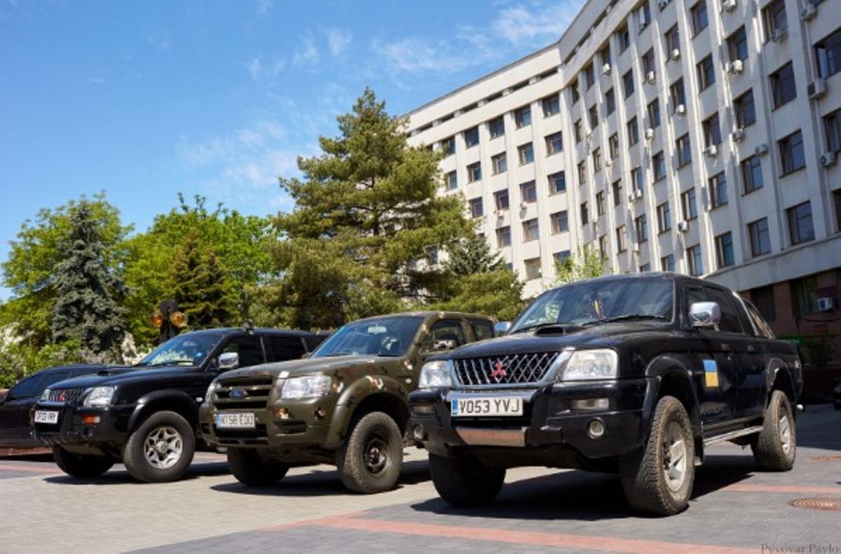 Працівники мерії Івано-Франківська купили позашляховики для військових