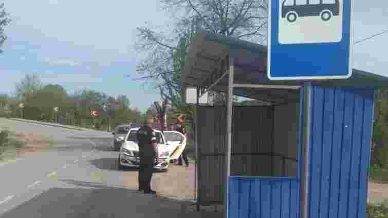 П’яний 29-річний водій мопеда врізався в зупинку на Львівщині