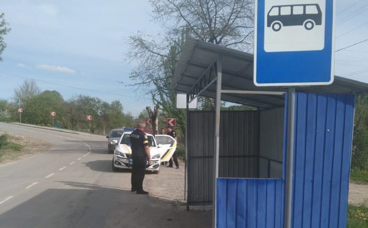 П’яний 29-річний водій мопеда врізався в зупинку на Львівщині