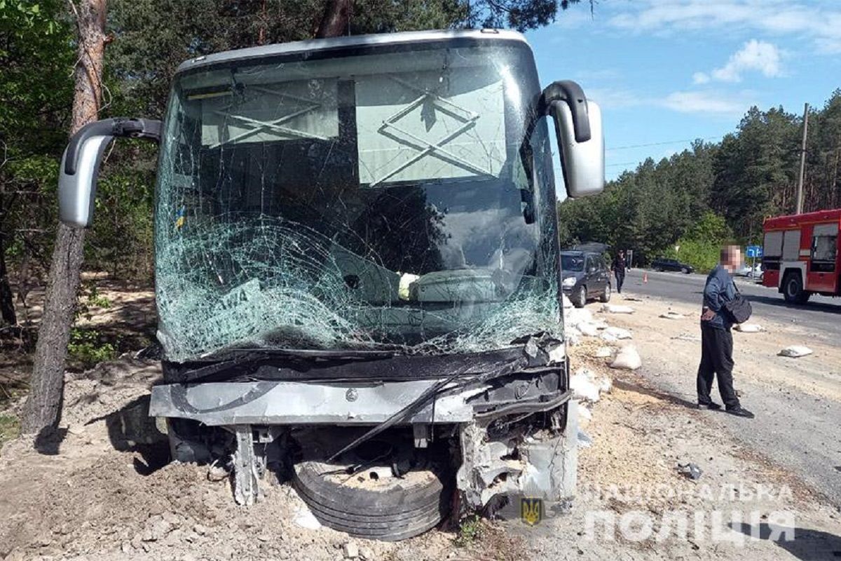 Двоє людей загинуло внаслідок ДТП з автобусом на Хмельниччині