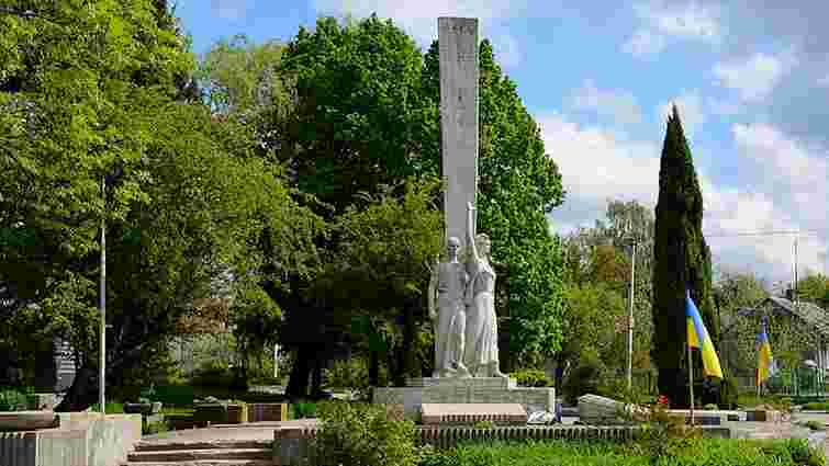 У Пустомитах демонтували радянський меморіал «Обеліск слави»