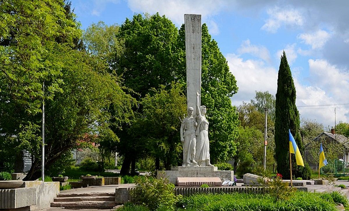 У Пустомитах демонтували радянський меморіал «Обеліск слави»