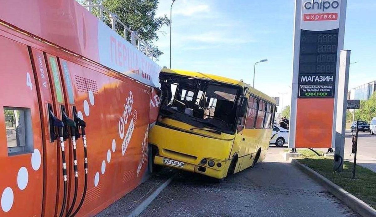 У Львові маршрутка в’їхала у колонку на АЗС: є постраждалі