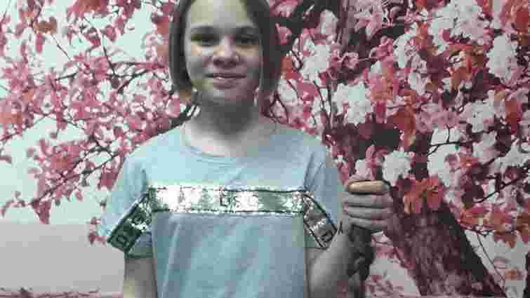 10-річна дівчинка із Чернівців відрізала півметрову косу, щоб допомогти ЗСУ