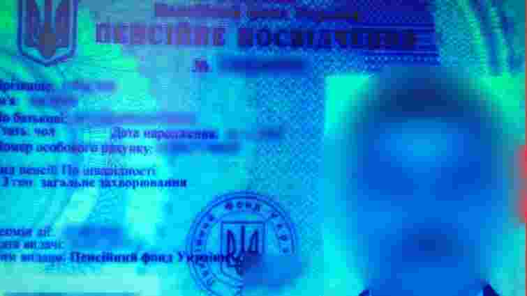 57-річного українця затримали на кордоні за фальшиве пенсійне посвідчення і хабар