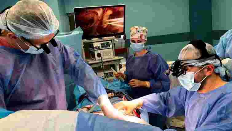 Львівський хірург у зоні бойових дій врятував чоловіка з важким пораненням серця