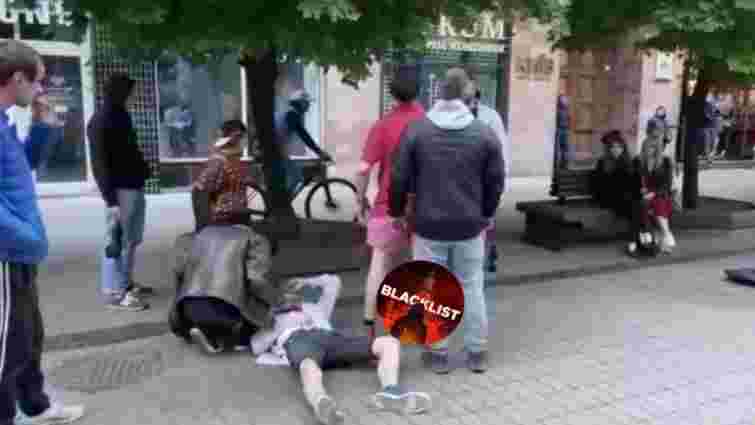 Перехожий побив вуличного музиканта за російську мову у центрі Франківська