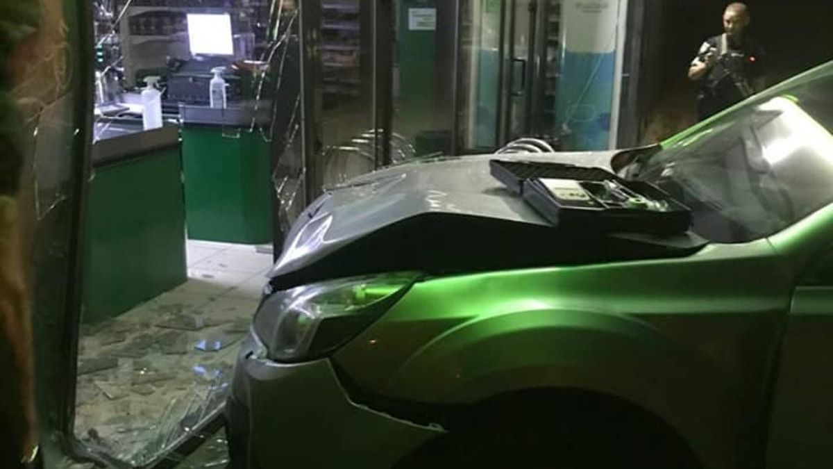 Уночі у Львові п'яний водій в'їхав у вітрину супермаркету