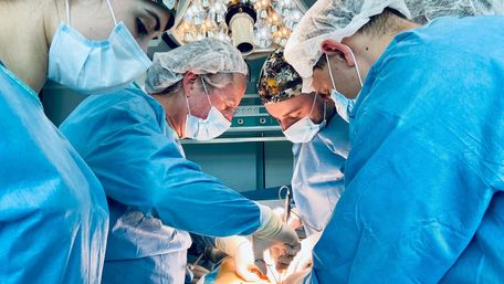 Львівські трансплантологи оперували з легендарним хірургом зі США