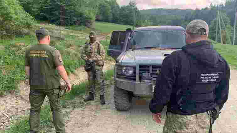 Чернівецькі прикордонники пострілами зупиняли контрабандистів на позашляховику  