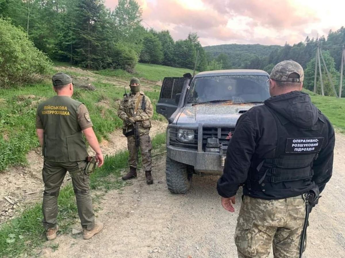 Чернівецькі прикордонники пострілами зупиняли контрабандистів на позашляховику  