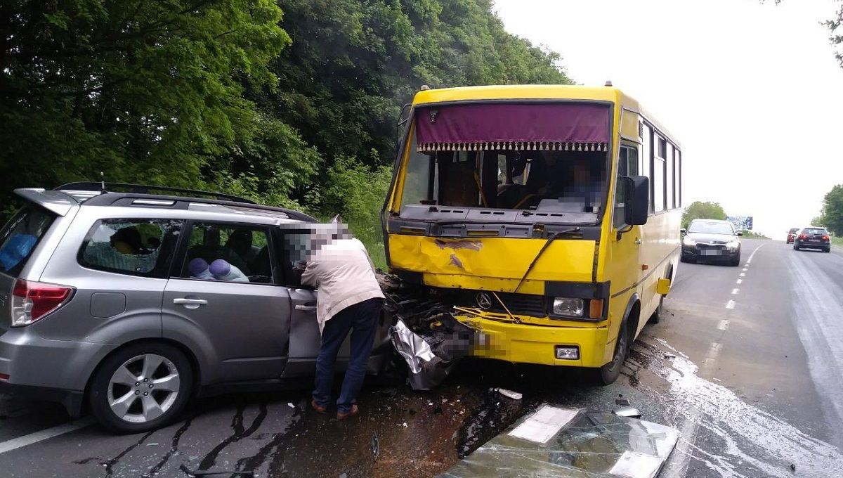 67-річний водій Subaru врізався в маршрутку біля Львова