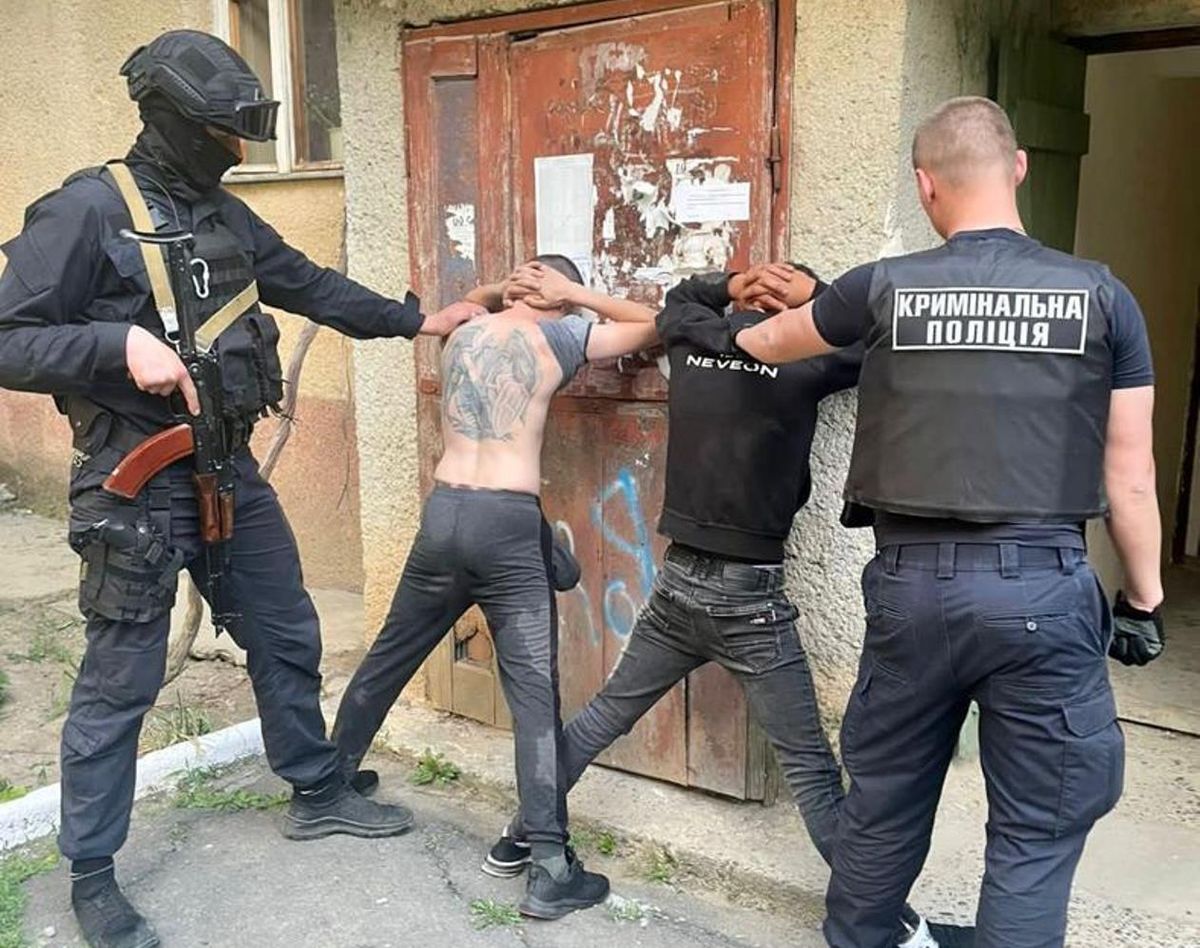 Поліція затримала двох харків'ян за систематичні грабежі на Закарпатті
