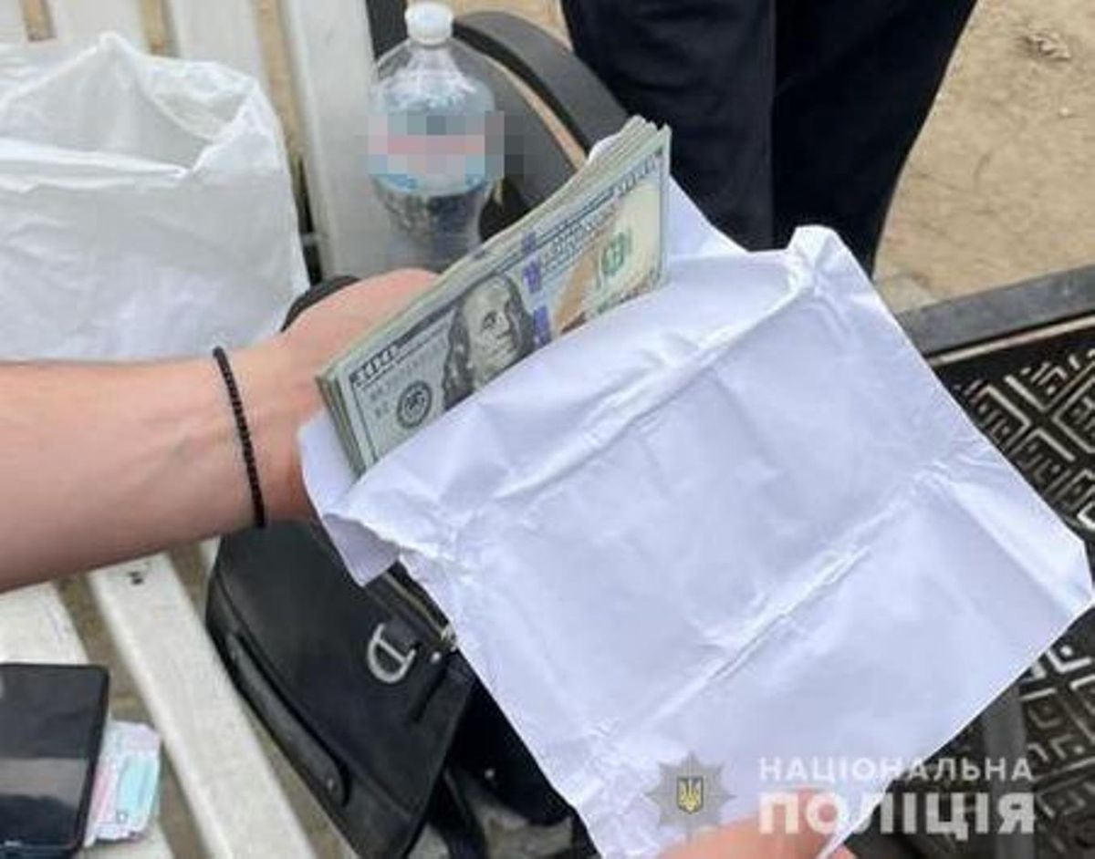 Поліція затримала двох продавців фальшивих доларів у Чернівцях