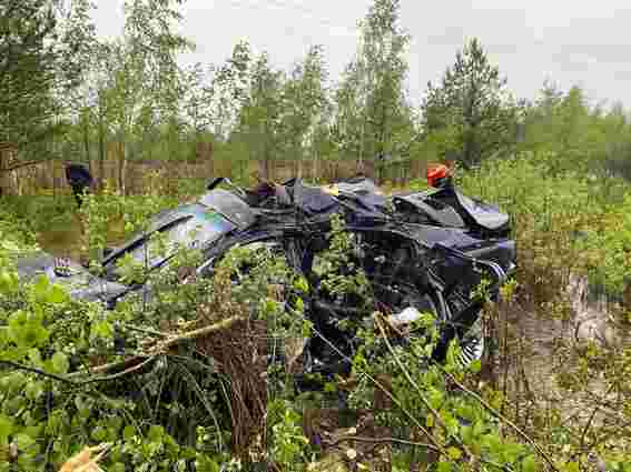 Двоє людей загинуло внаслідок перекидання BMW на Рівненщині