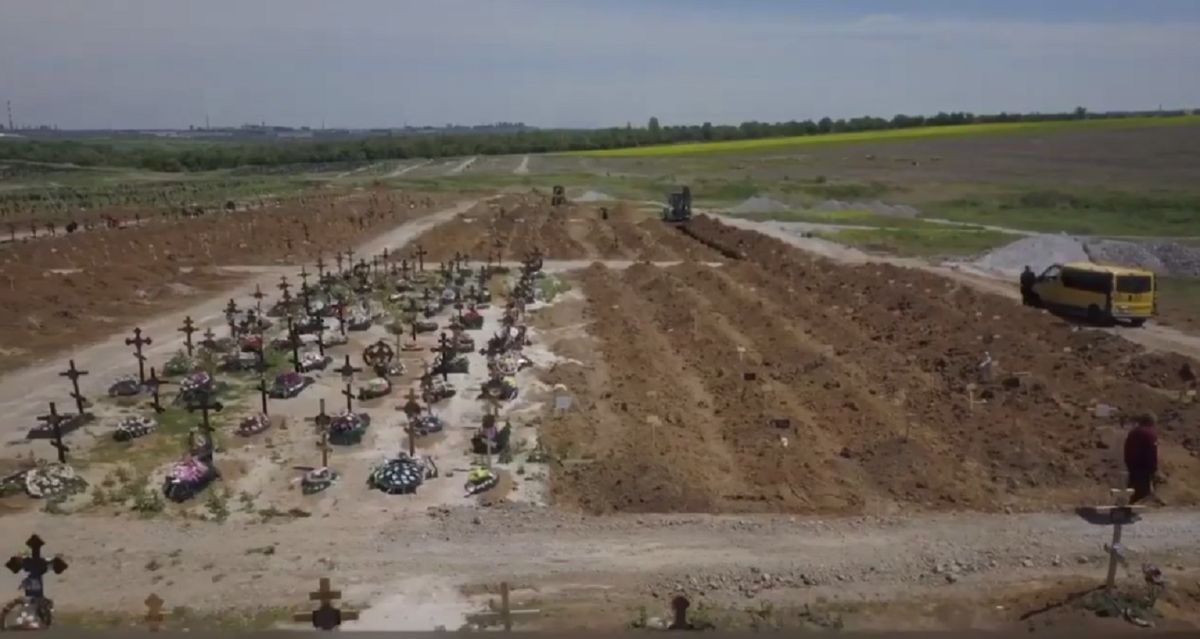 За останній місяць росіяни створили 25 братських могил біля Маріуполя