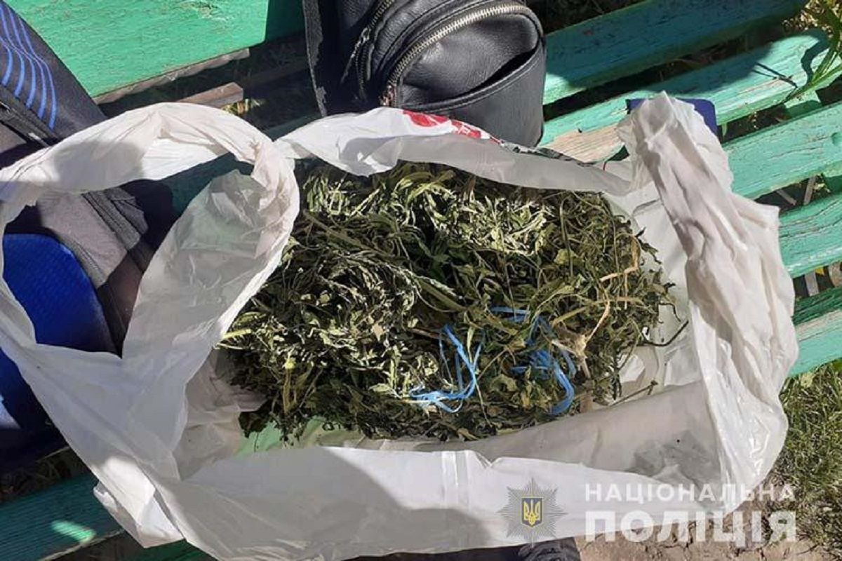 У Тернополі поліція випадково викрила 27-річного чоловіка з пакетом конопель