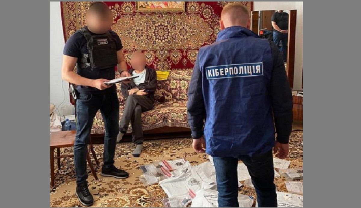 У Києві затримали афериста за підробку 800 журналістських посвідчень 