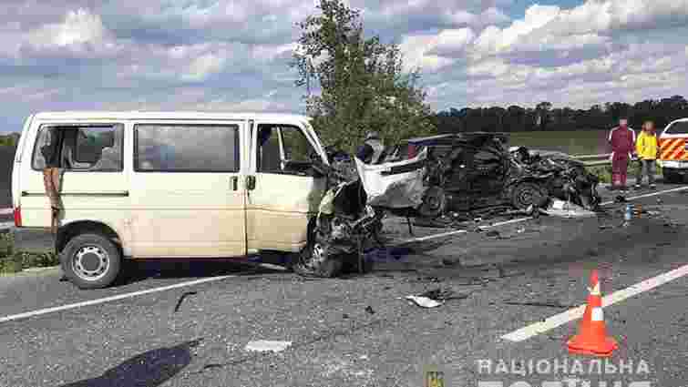 У ДТП із мікроавтобусом біля Волочиська загинув 74-річний водій, троє постраждалих